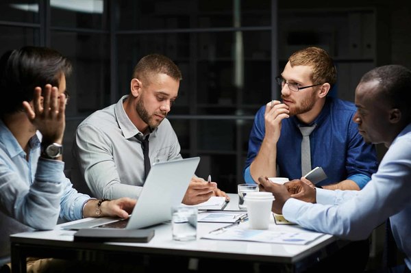 Quelles technologies peuvent aider à réduire la latence dans les jeux en ligne multijoueurs?